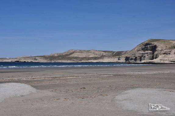 A praia de Puerto Piramides, na Península Valdés, na Argentina. As montanhas ao fundo é que deram o nome à pequena cidade